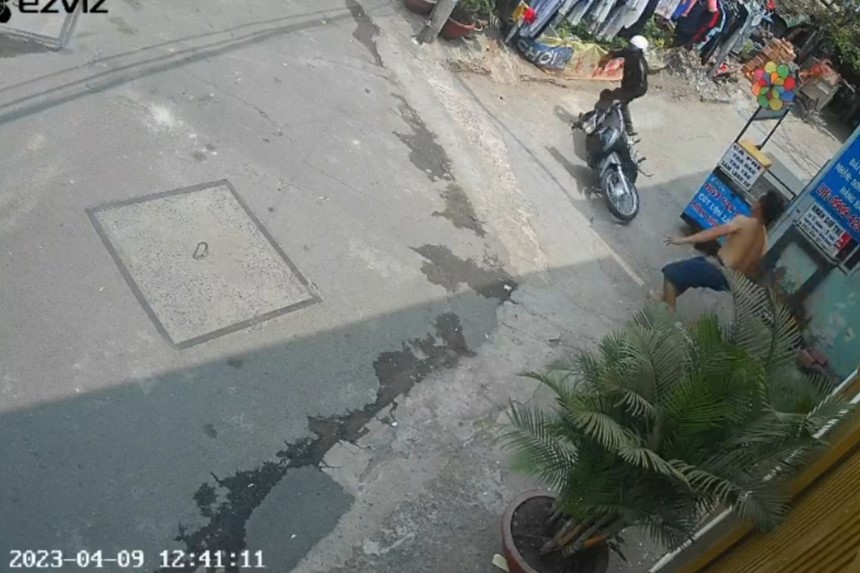 Clip: Tên trộm bỏ xe chạy thoát thân ở TP Thủ Đức