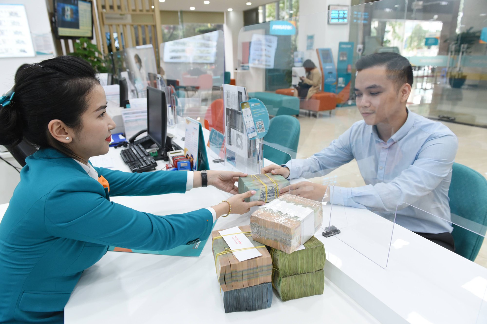 L&atilde;i suất huy động v&agrave; cho vay giảm nhanh hơn dự b&aacute;o - Ảnh 1.