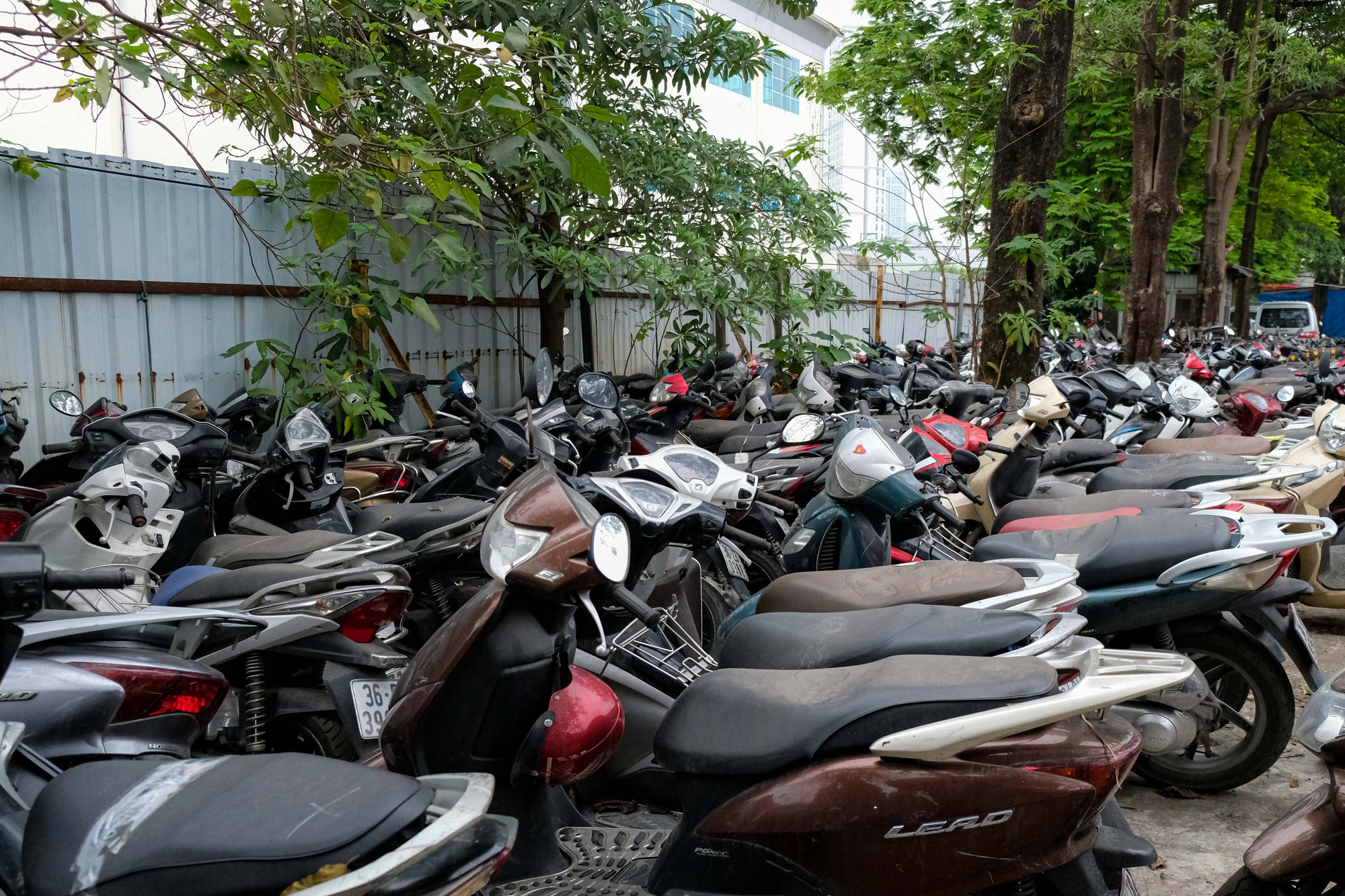 H&agrave;ng ng&agrave;n xe vi phạm chất đống khiến b&atilde;i xe qu&aacute; tải - Ảnh 9.