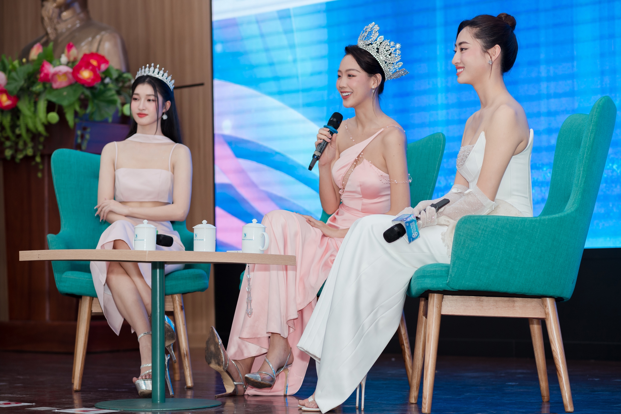 Hoa hậu l&agrave; một nghề, sắc đẹp c&oacute; phải t&agrave;i năng? - Ảnh 1.