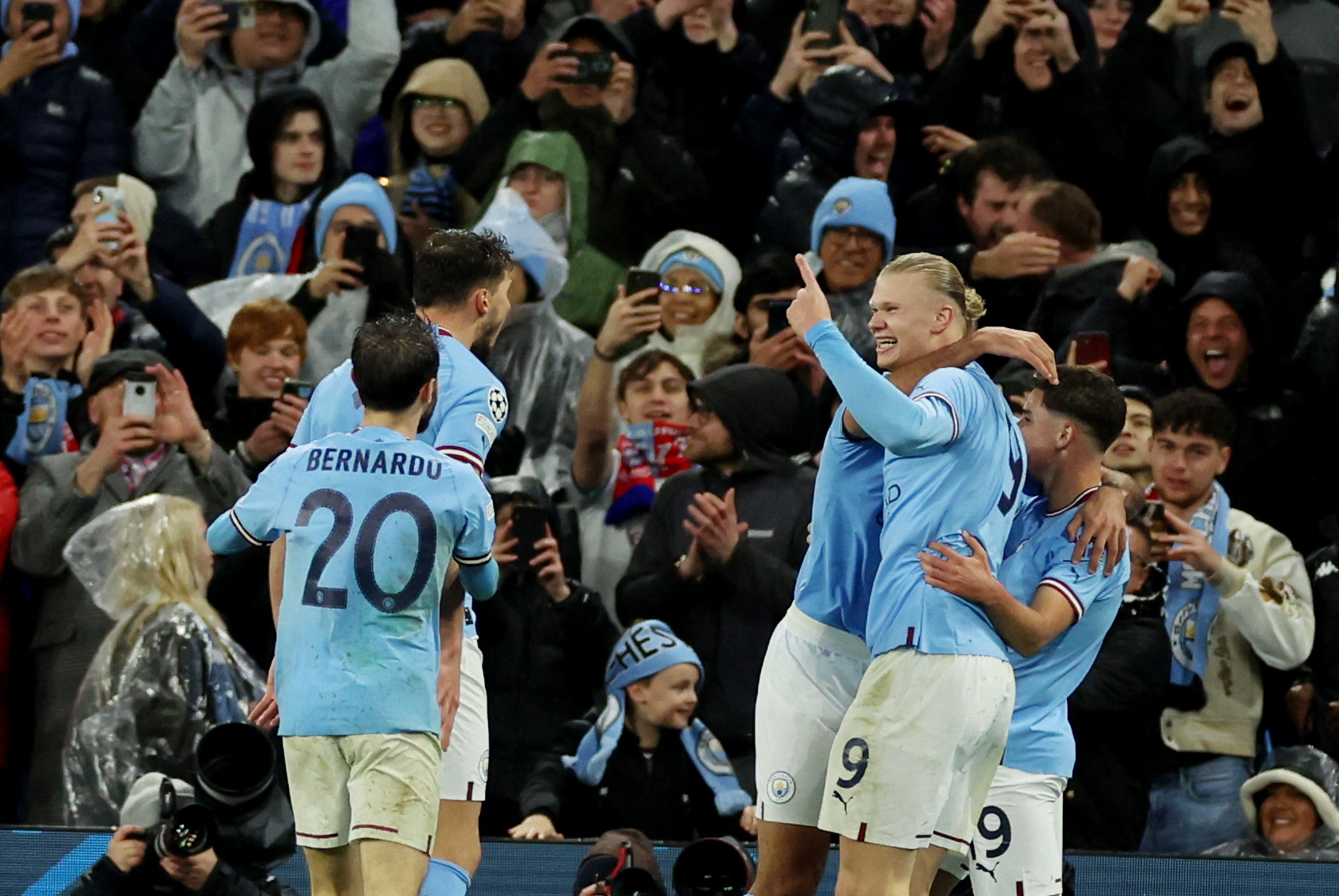 Man City vùi dập Bayern Munich, mơ vé bán kết Champions League