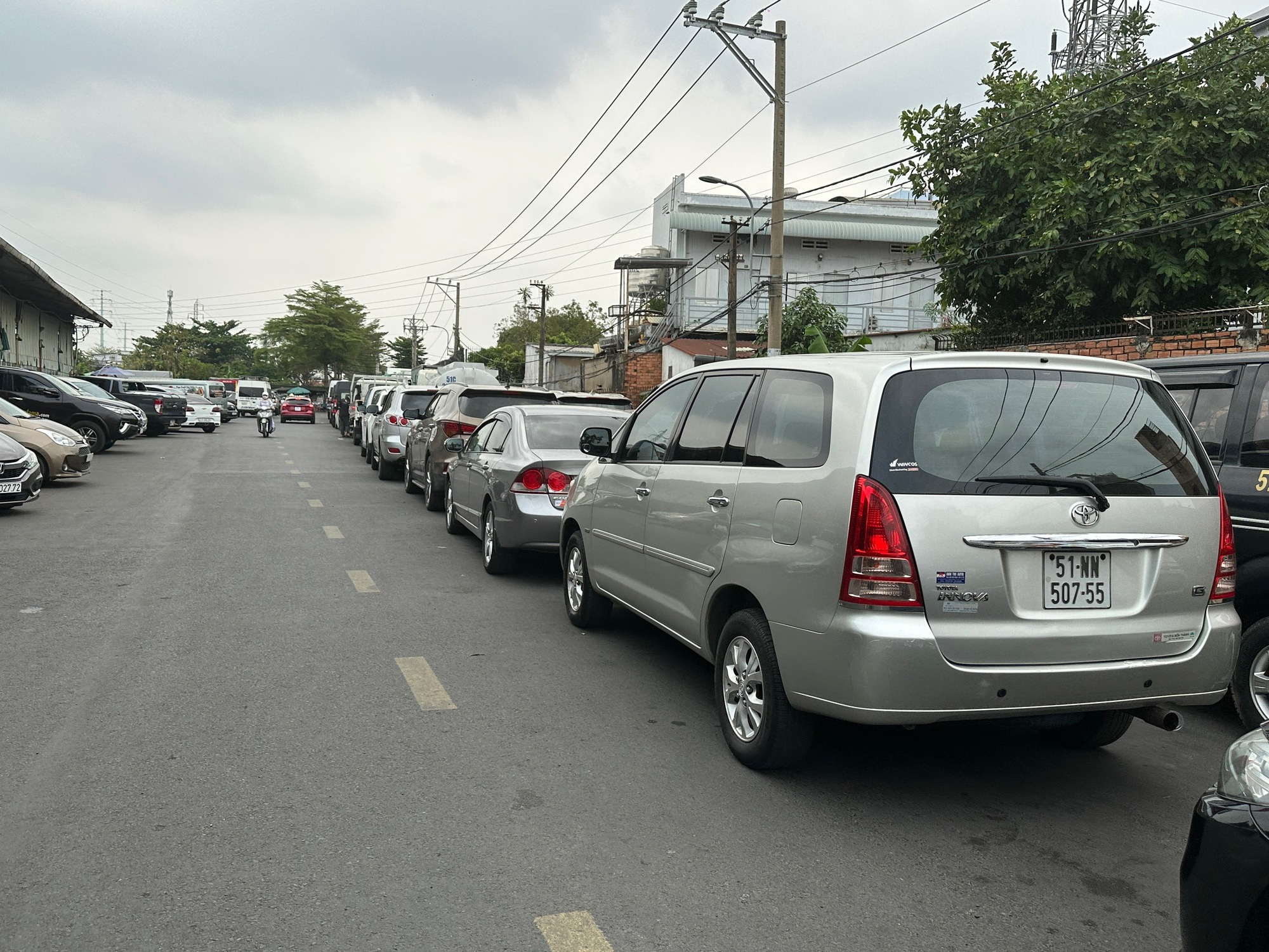 Ngao ng&aacute;n h&igrave;nh ảnh trước trung t&acirc;m đăng kiểm ở TP Thủ Đức - Ảnh 2.