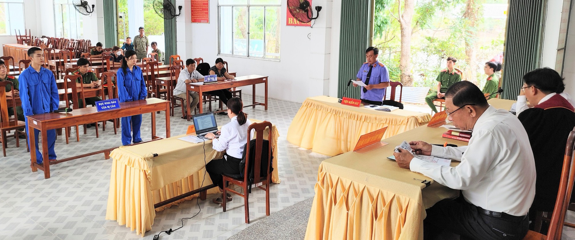 Chủ tiệm v&agrave;ng xin giảm nhẹ h&igrave;nh phạt cho cặp vợ chồng cướp t&agrave;i sản - Ảnh 1.