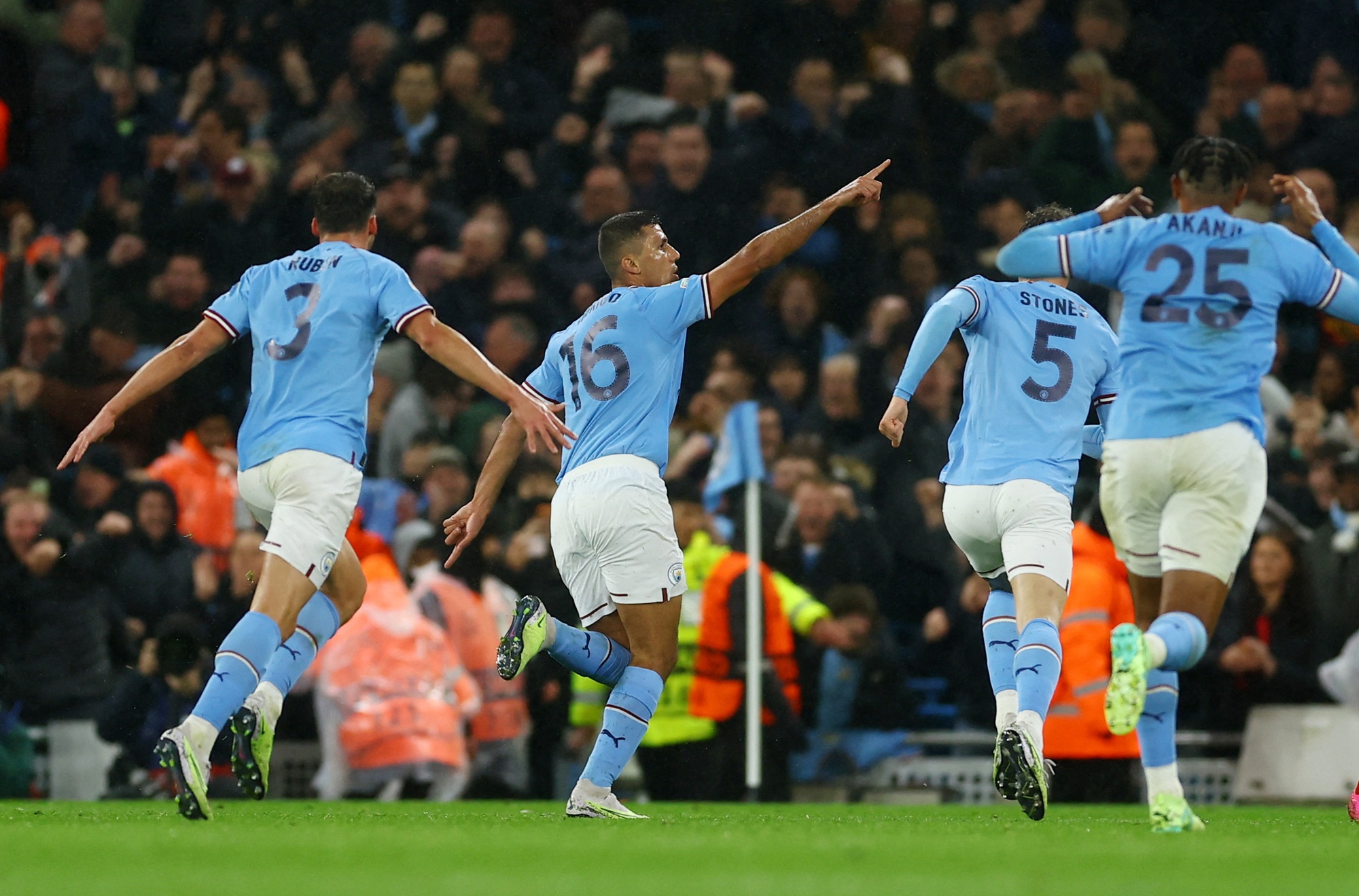 Man City v&ugrave;i dập Bayern Munich, mơ v&eacute; b&aacute;n kết Champions League - Ảnh 4.