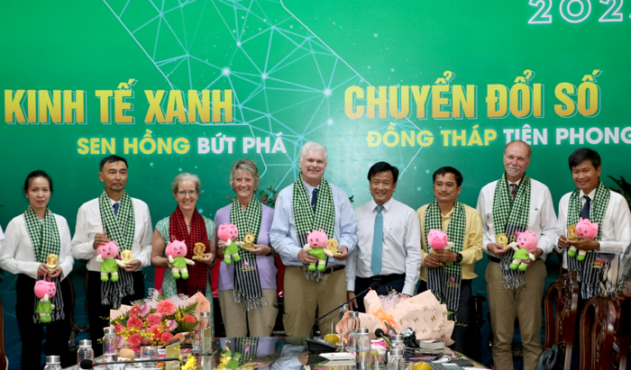 Tin vui về sếu đầu đỏ ở Đồng Tháp - Ảnh 1.