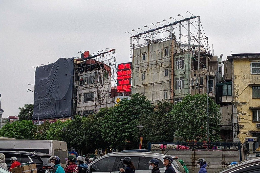 Cận cảnh ma trận bảng biển quảng c&aacute;o c&oacute; dấu hiệu vi phạm trật tự x&acirc;y dựng ở H&agrave; Nội - Ảnh 17.