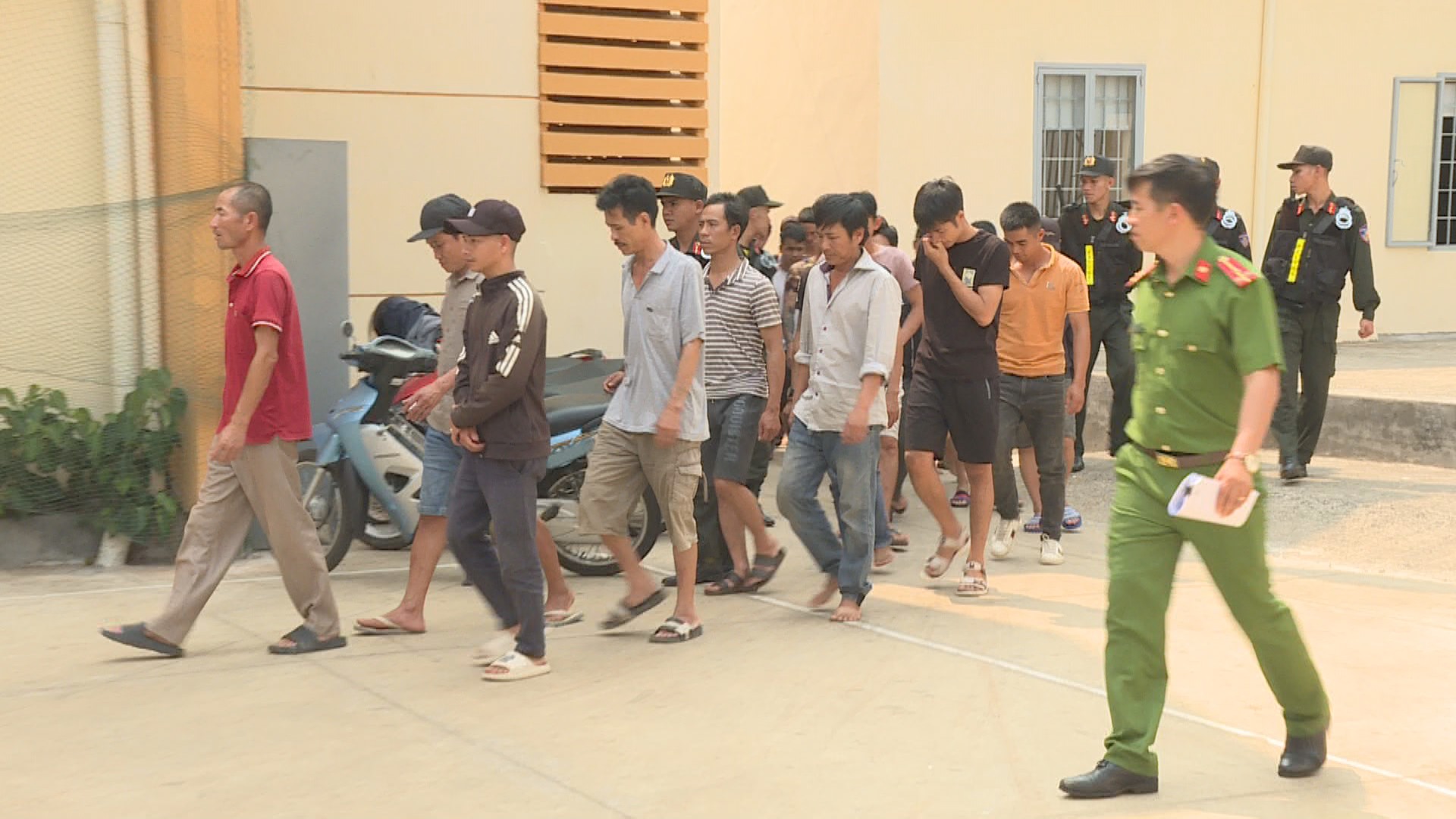 Triệt ph&aacute; trường g&agrave; li&ecirc;n tỉnh, bắt giữ h&agrave;ng chục đối tượng - Ảnh 3.