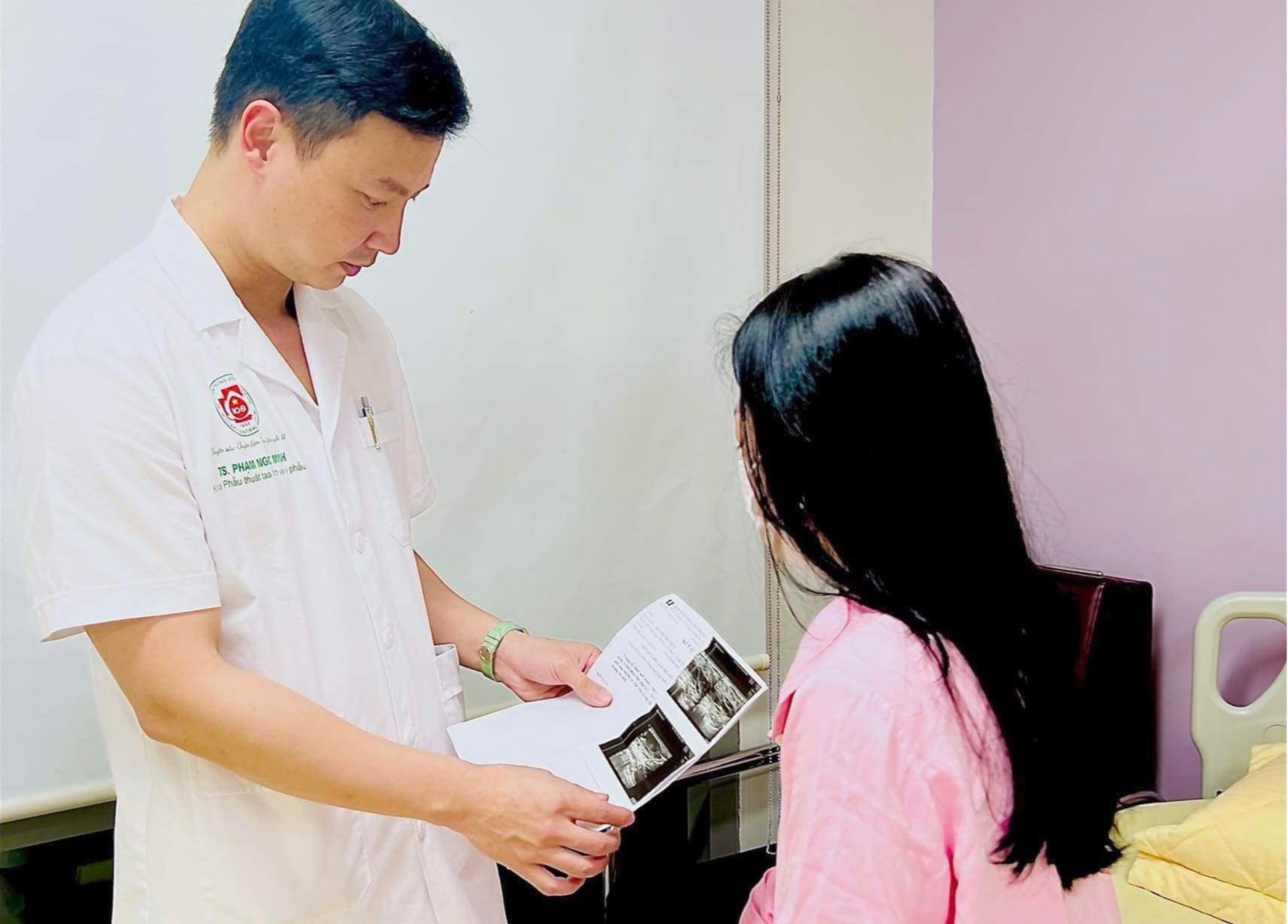 Biến chứng nâng ngực không phẫu thuật, 2 phụ nữ trẻ nhập viện