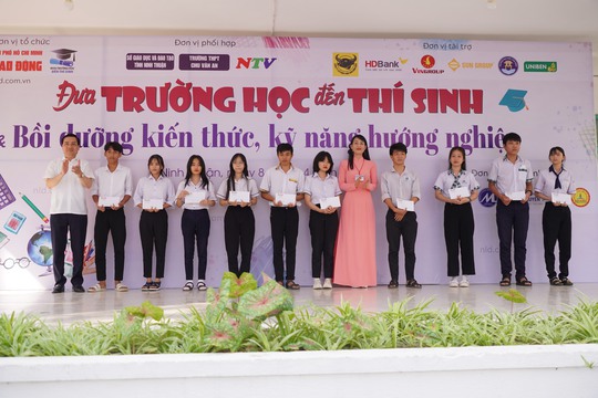 Tr&agrave; mật ong Boncha đồng h&agrave;nh Đưa trường học đến th&iacute; sinh 2023 - Ảnh 2.