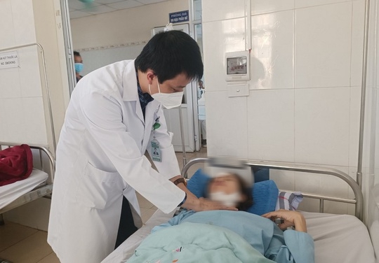 Ngã cầu thang, người phụ nữ bị kính cứa ngang cổ