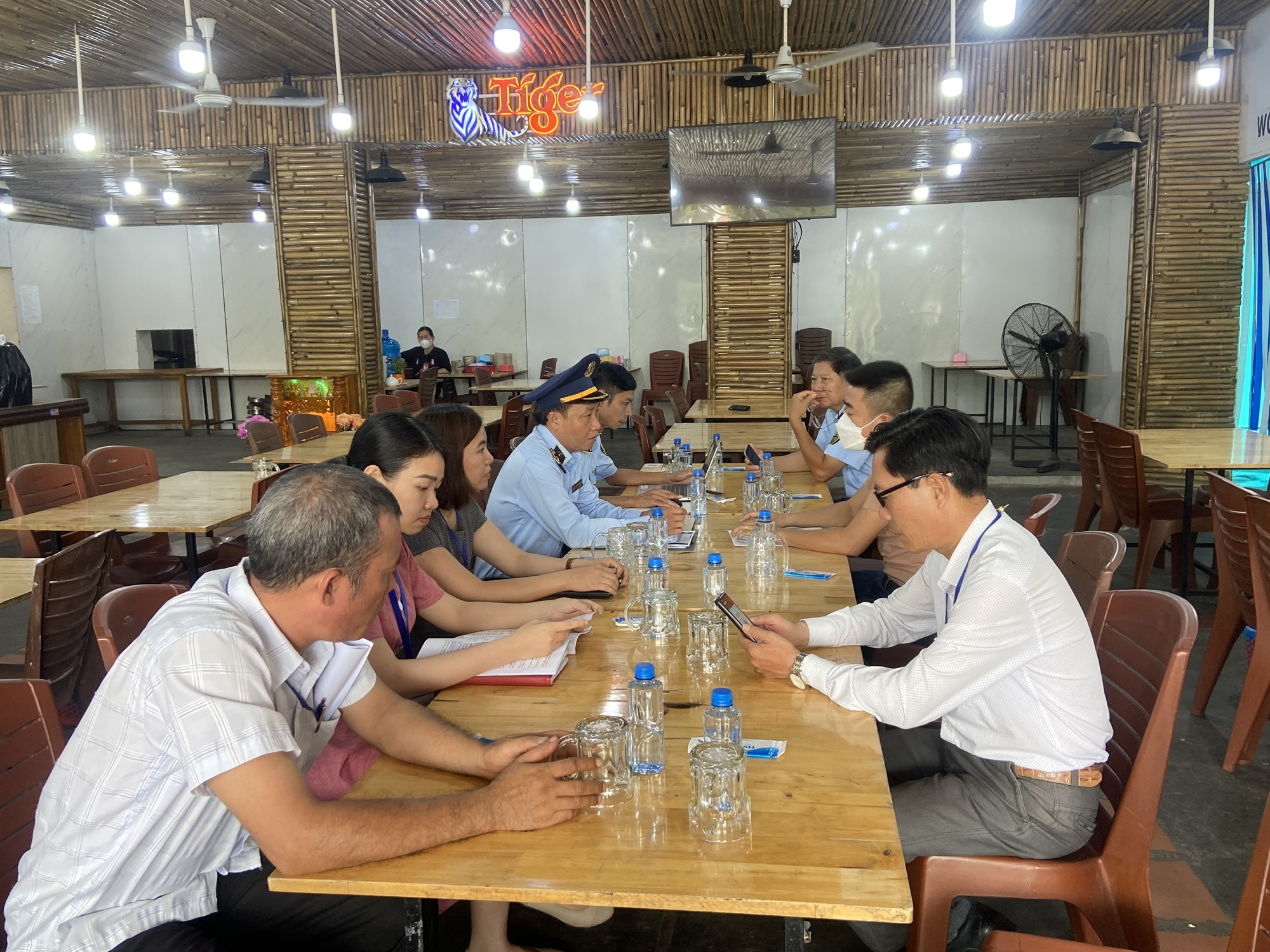 Phạt nh&agrave; h&agrave;ng bị tố chặt ch&eacute;m ở Nha Trang 20,75 triệu đồng - Ảnh 1.