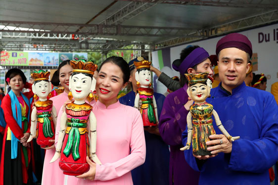 Phát triển du lịch gắn kết với văn hóa