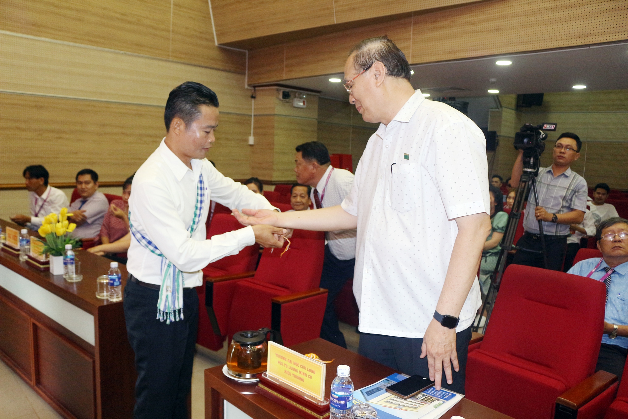 Trường ĐH Cửu Long tổ chức Tết cho lưu học sinh Lào và Campuchia