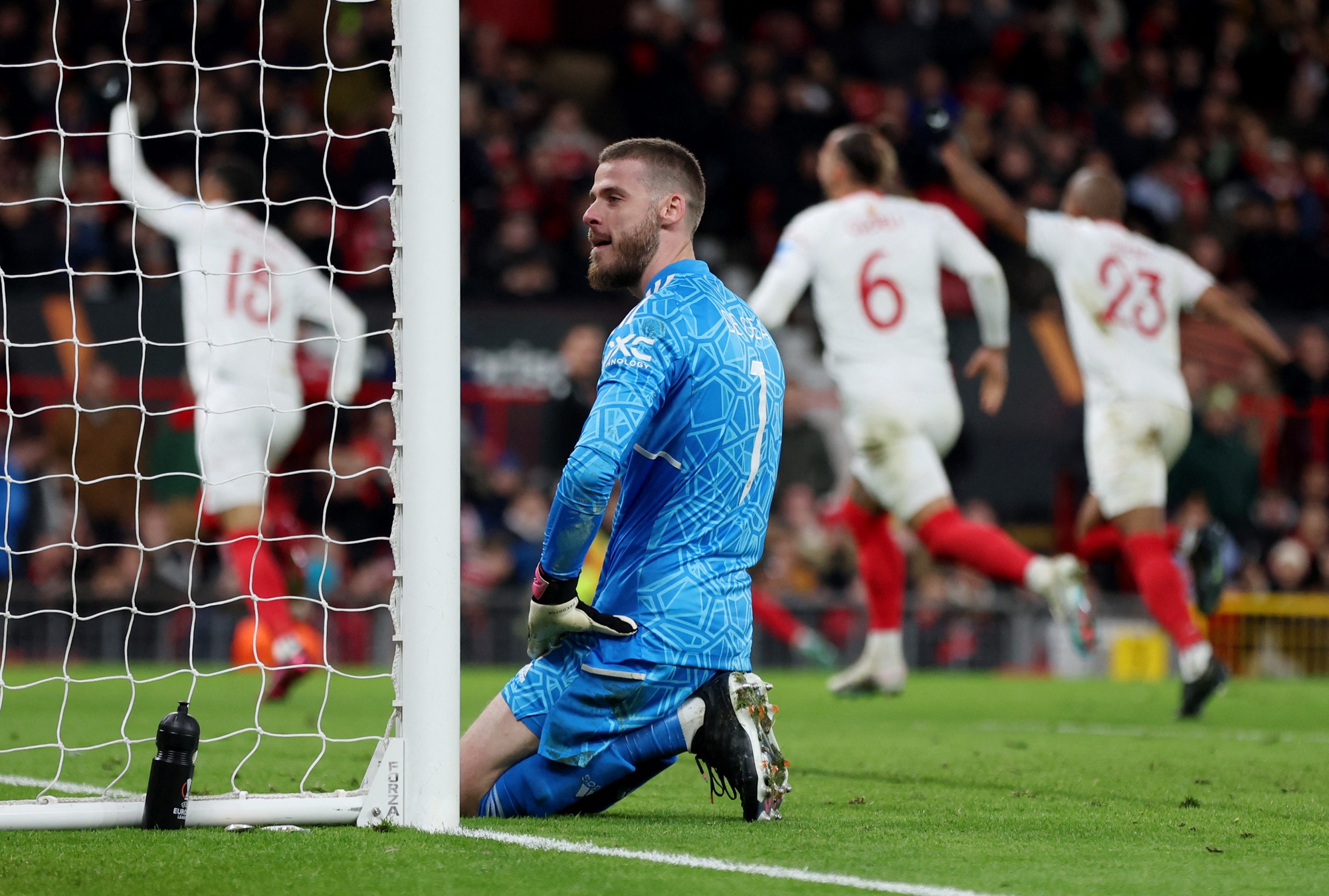 Ngỡ ng&agrave;ng 2 b&agrave;n đ&aacute; phản, Man United đ&aacute;nh rơi chiến thắng trước Sevilla - Ảnh 8.