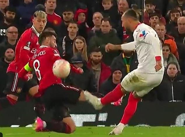 Ngỡ ng&agrave;ng 2 b&agrave;n đ&aacute; phản, Man United đ&aacute;nh rơi chiến thắng trước Sevilla - Ảnh 5.