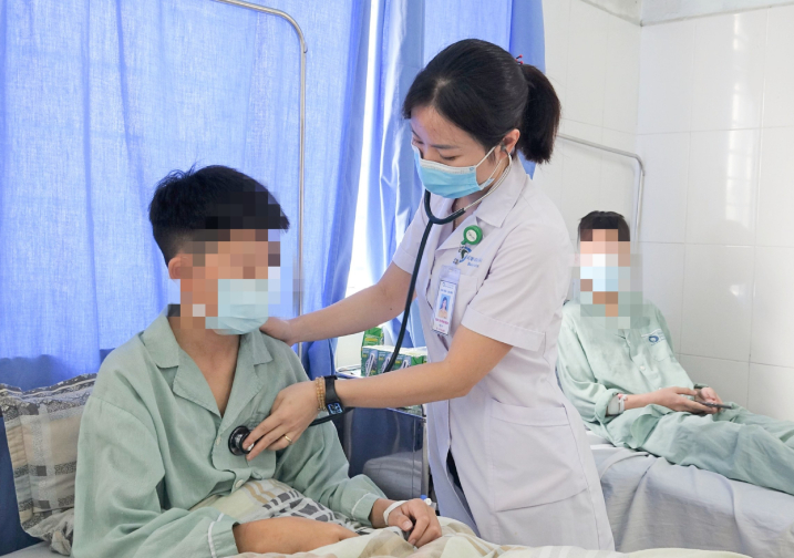 Bốn học sinh nhập viện cấp cứu sau 1 giờ hút thuốc lá điện tử