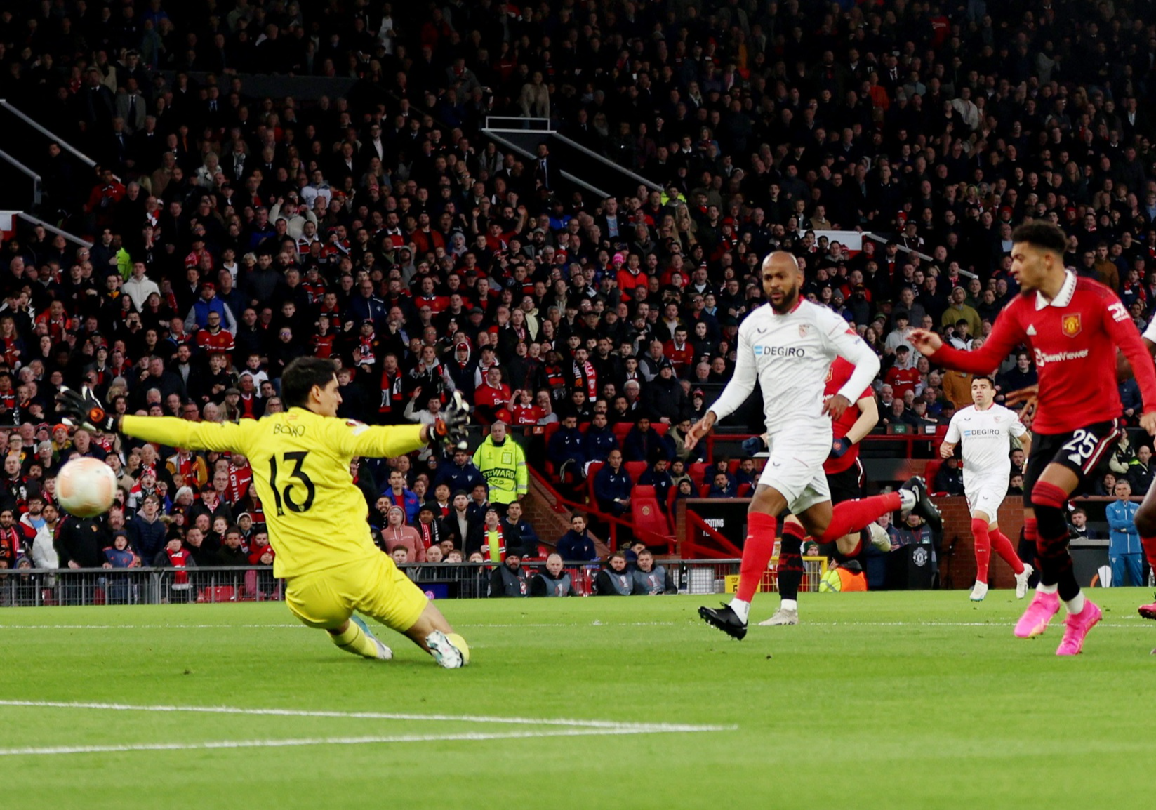 Ngỡ ng&agrave;ng 2 b&agrave;n đ&aacute; phản, Man United đ&aacute;nh rơi chiến thắng trước Sevilla - Ảnh 1.