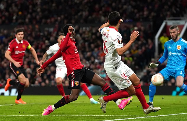 Ngỡ ng&agrave;ng 2 b&agrave;n đ&aacute; phản, Man United đ&aacute;nh rơi chiến thắng trước Sevilla - Ảnh 6.