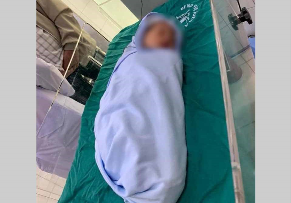 Phát hiện bé sơ sinh còn nguyên dây rốn bị bỏ rơi bên vệ đường