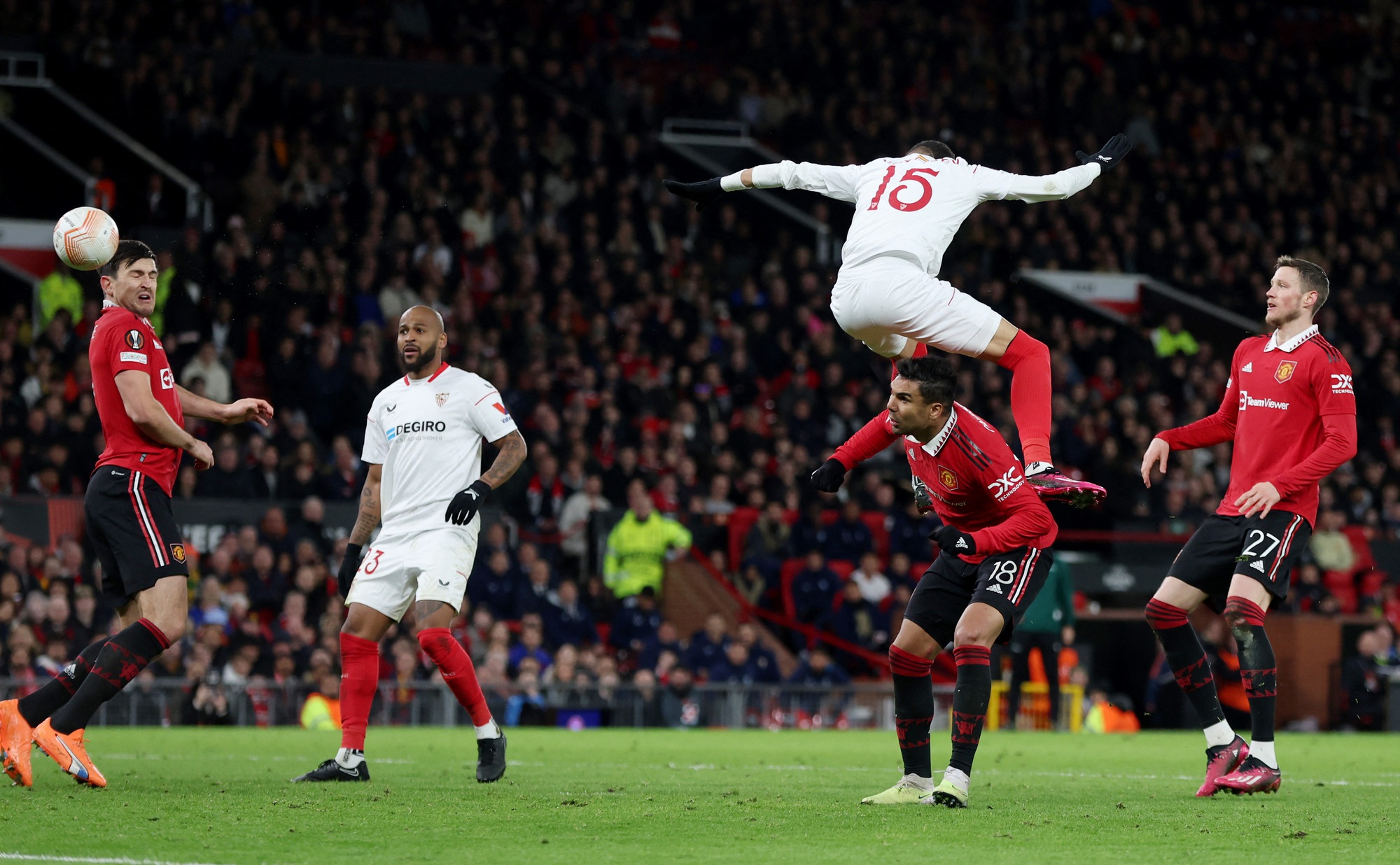 Ngỡ ng&agrave;ng 2 b&agrave;n đ&aacute; phản, Man United đ&aacute;nh rơi chiến thắng trước Sevilla - Ảnh 7.