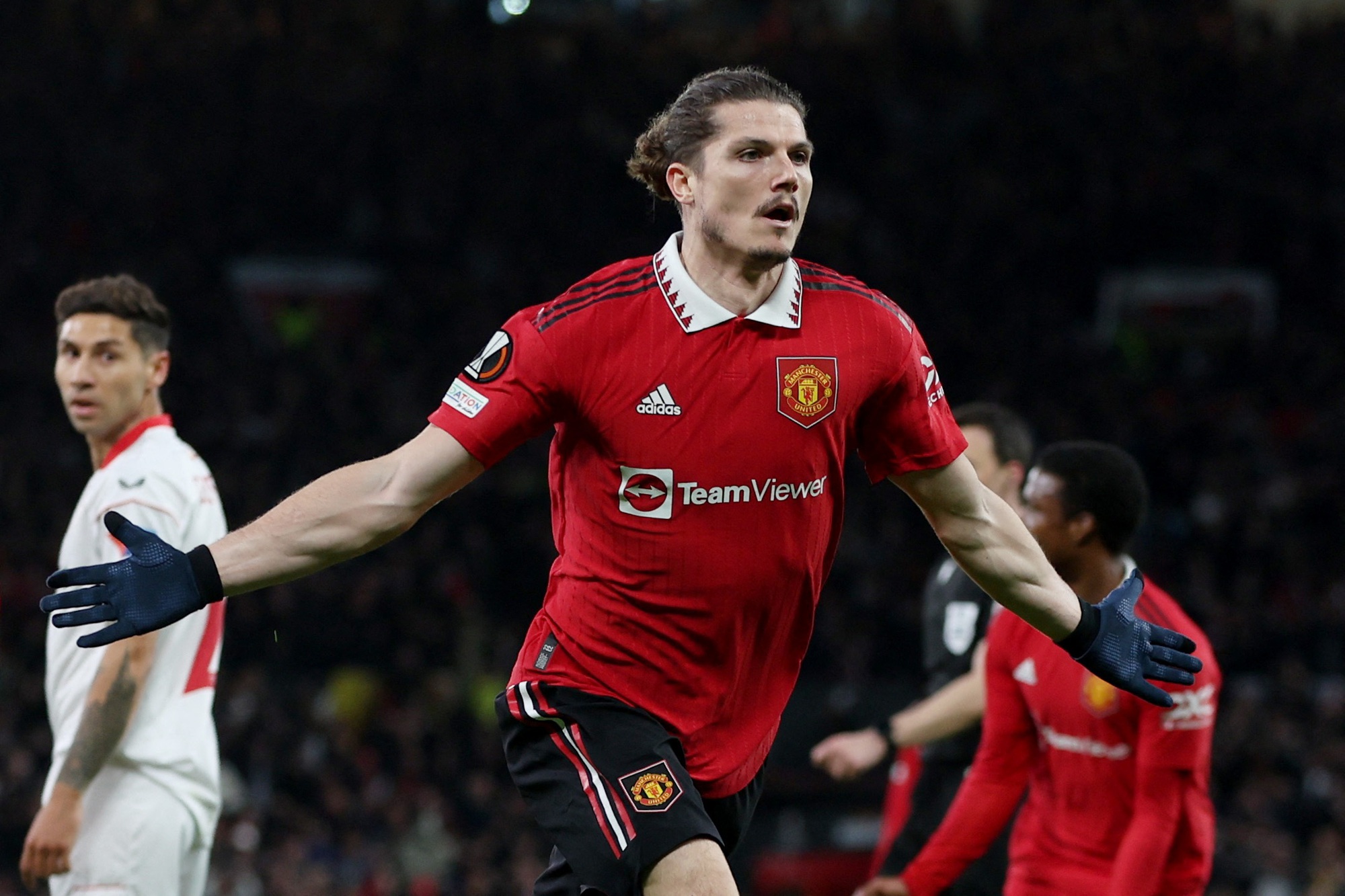 Ngỡ ng&agrave;ng 2 b&agrave;n đ&aacute; phản, Man United đ&aacute;nh rơi chiến thắng trước Sevilla - Ảnh 3.
