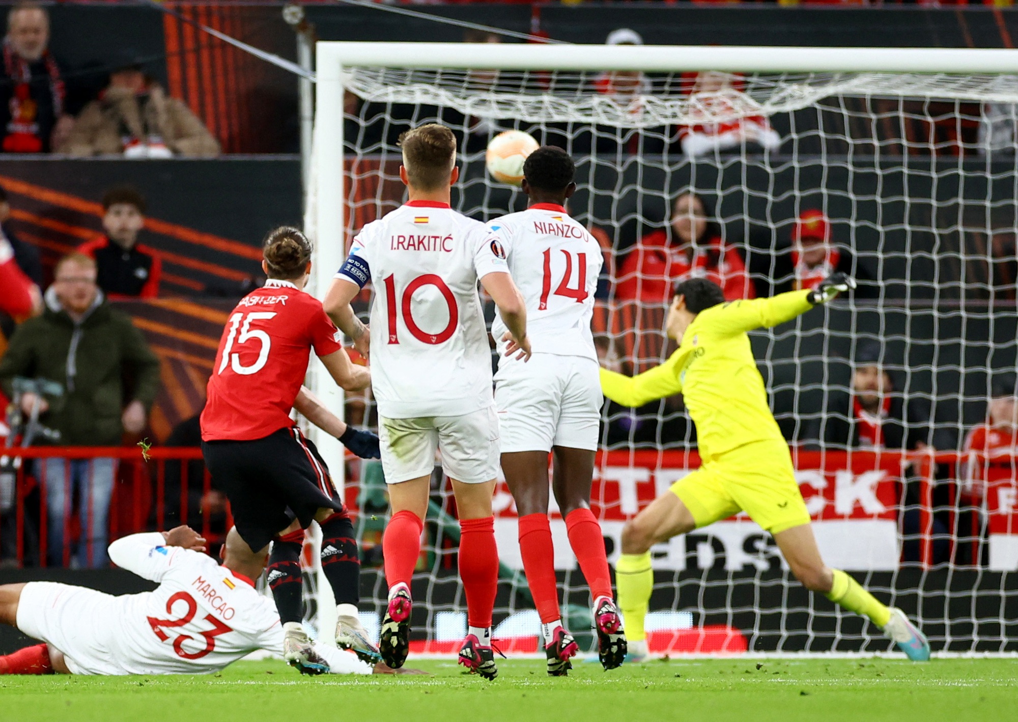 Ngỡ ng&agrave;ng 2 b&agrave;n đ&aacute; phản, Man United đ&aacute;nh rơi chiến thắng trước Sevilla - Ảnh 2.