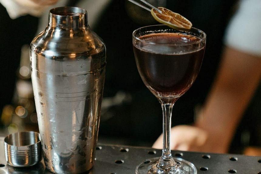 Nhân viên cho máu vào cocktail bị sa thải