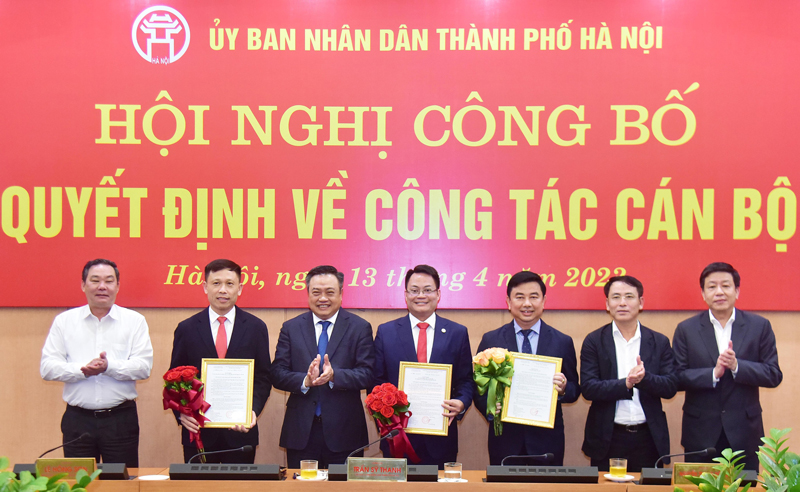 Chủ tịch Trần Sỹ Thanh trao quyết định nhân sự 2 báo Hà Nội mới và Kinh tế đô thị