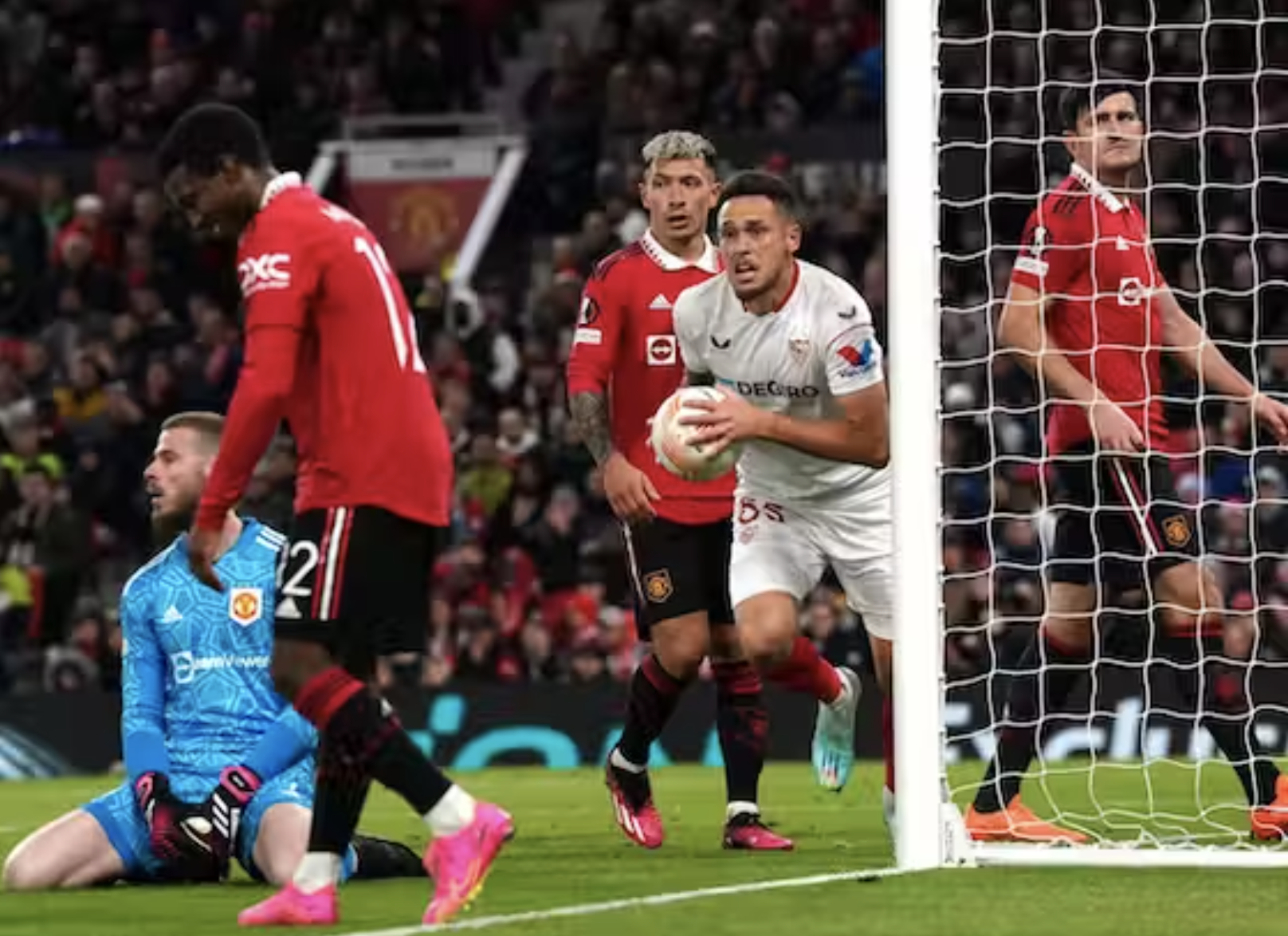 Ngỡ ngàng 2 bàn đá phản, Man United đánh rơi chiến thắng trước Sevilla