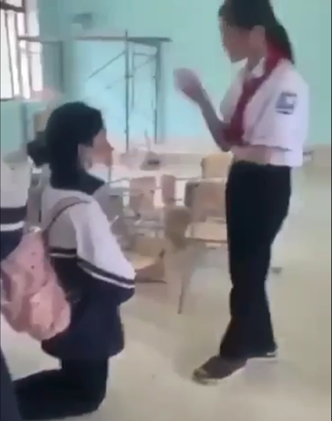 Xôn xao clip 15 giây ghi lại cảnh nữ sinh ép bạn quỳ và ra tay "dạy dỗ"