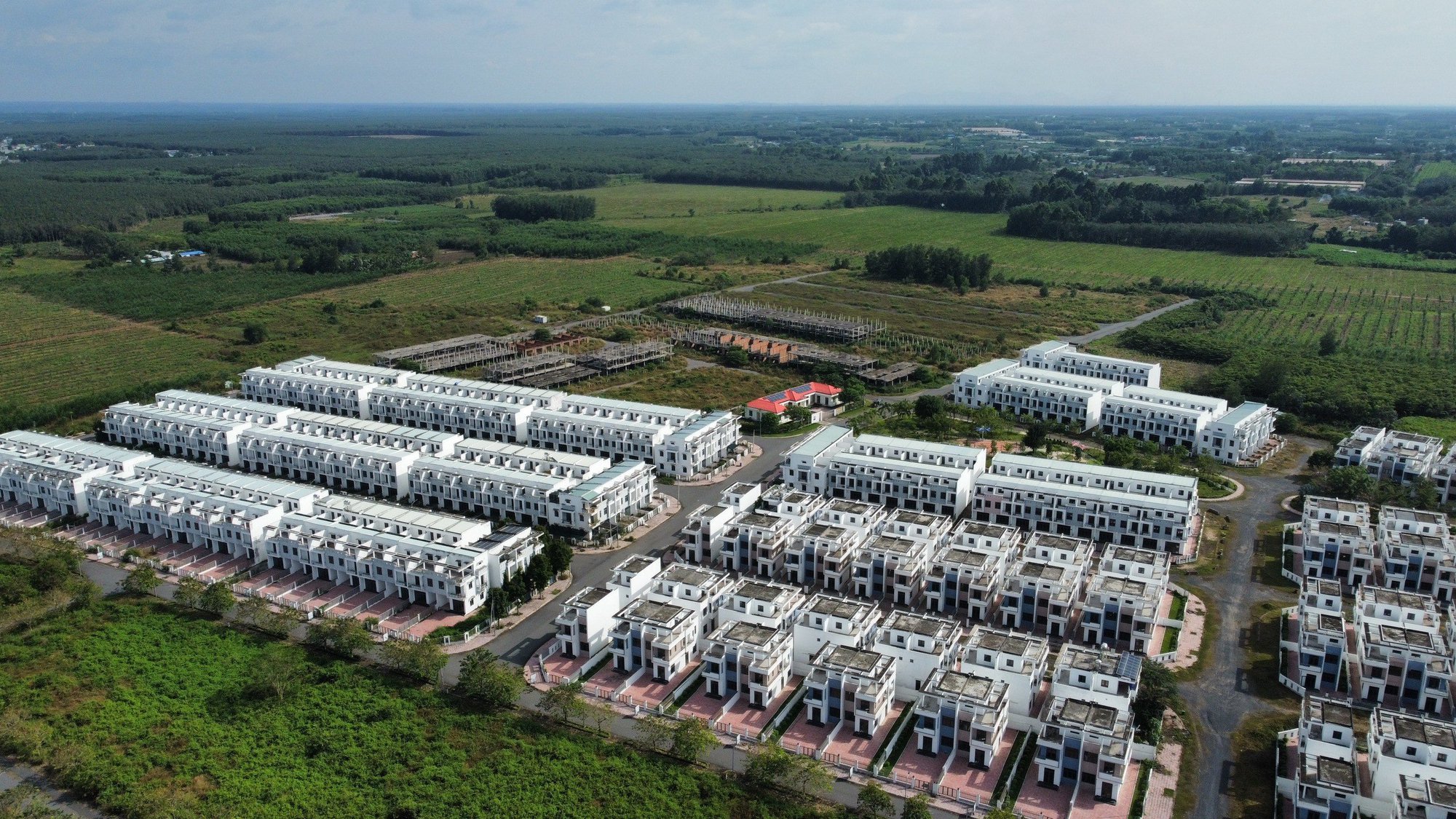 H&igrave;nh ảnh cận cảnh 500 căn biệt thự, nh&agrave; li&ecirc;n kế tr&aacute;i ph&eacute;p ở Đồng Nai - Ảnh 11.