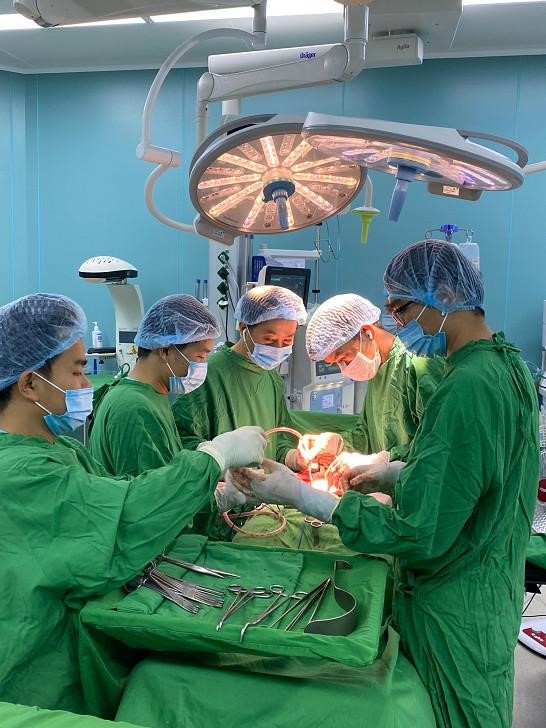 BUH thực hiện ca phẫu thuật kéo dài 7 giờ cho bệnh nhân ung thư bàng quang