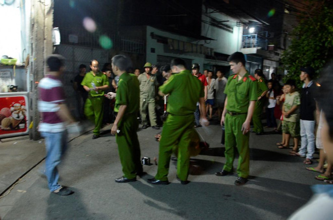 Sát hại hàng xóm vì lôi kéo vợ mình đi ăn chơi, hát hò
