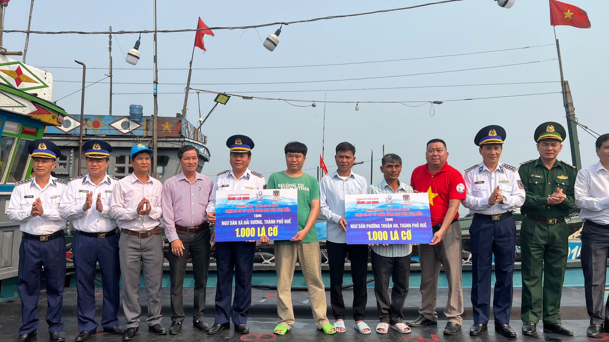 Tặng 2.000 lá cờ Tổ quốc cho ngư dân Thừa Thiên - Huế