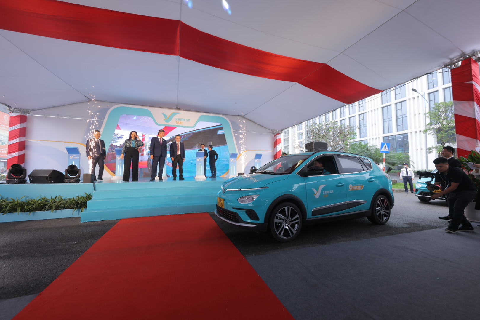 Taxi điện Xanh SM chính thức lăn bánh