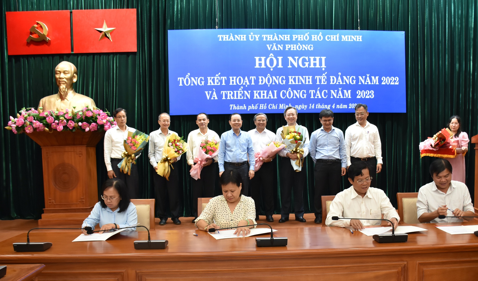Cần c&oacute; tư duy mới trong c&aacute;ch l&agrave;m kinh tế Đảng - Ảnh 1.