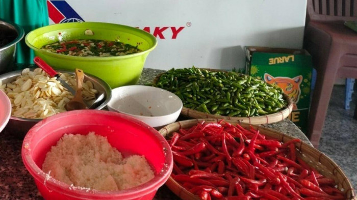 Ba kh&iacute;a muối trộn sẵn: đặc sản h&uacute;t du kh&aacute;ch Rạch Gốc, C&agrave; Mau - Ảnh 3.