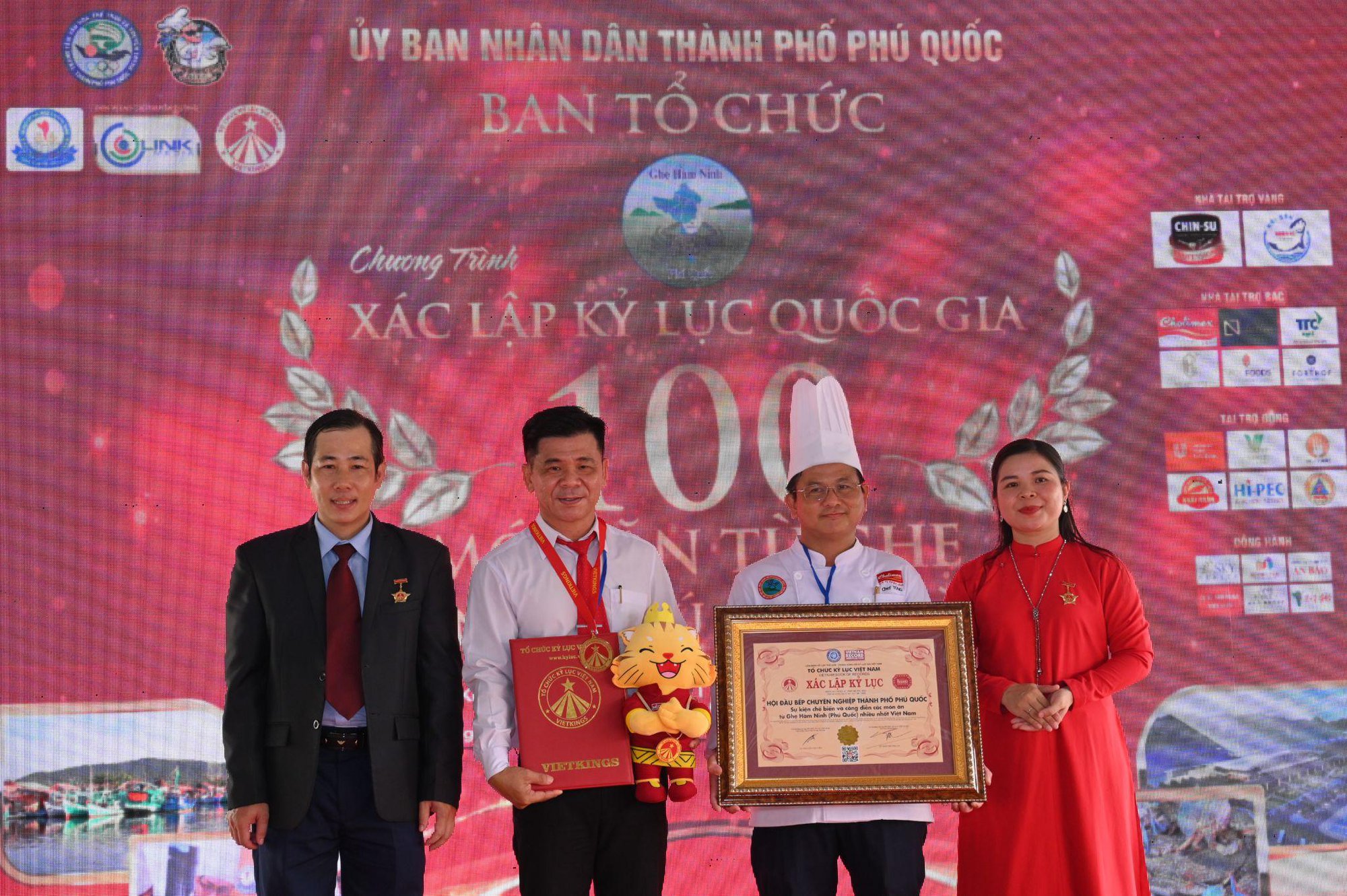 M&atilde;n nh&atilde;n với 100 m&oacute;n ghẹ H&agrave;m Ninh x&aacute;c lập kỷ lục quốc gia - Ảnh 1.