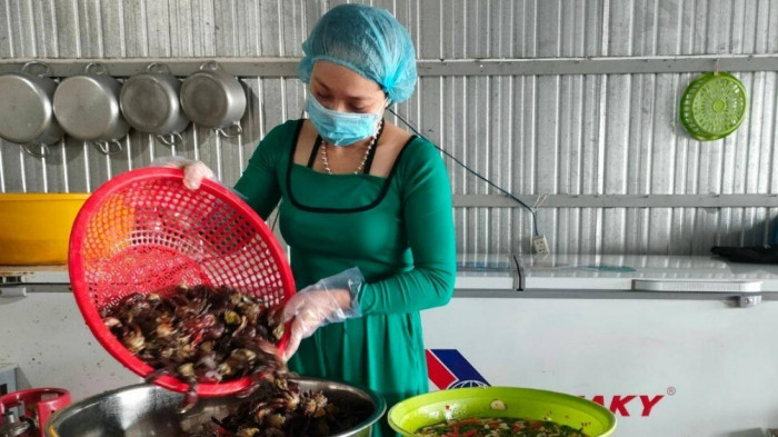 Ba kh&iacute;a muối trộn sẵn: đặc sản h&uacute;t du kh&aacute;ch Rạch Gốc, C&agrave; Mau - Ảnh 1.