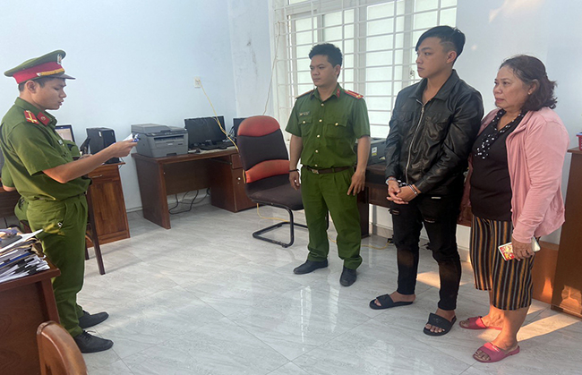 Bị nhắc nói nhỏ để mọi người ngủ, thanh niên gọi bạn đến chém người