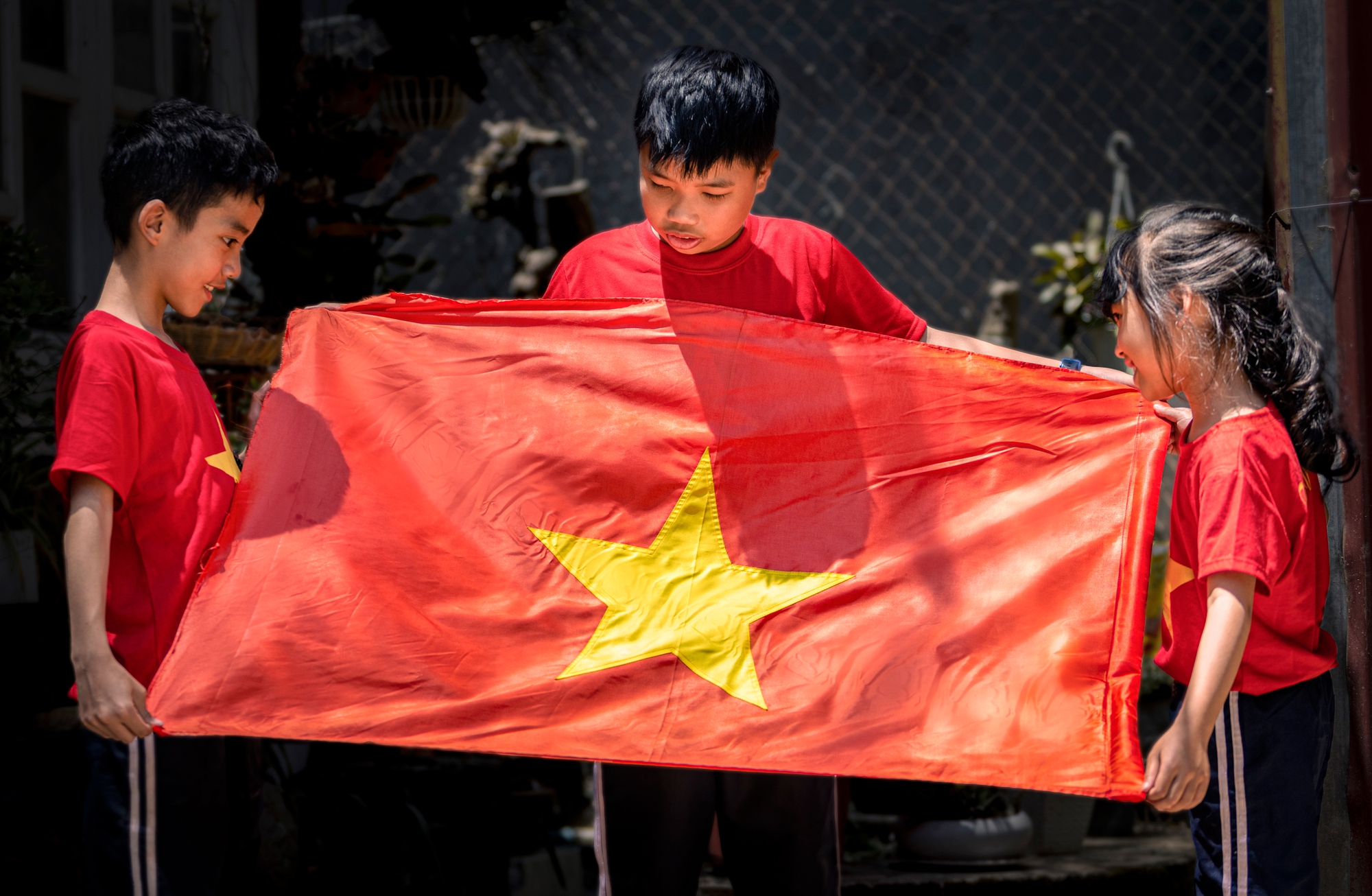 CUỘC THI ẢNH "THIÊNG LIÊNG CỜ TỔ QUỐC": Cuộc sống muôn màu