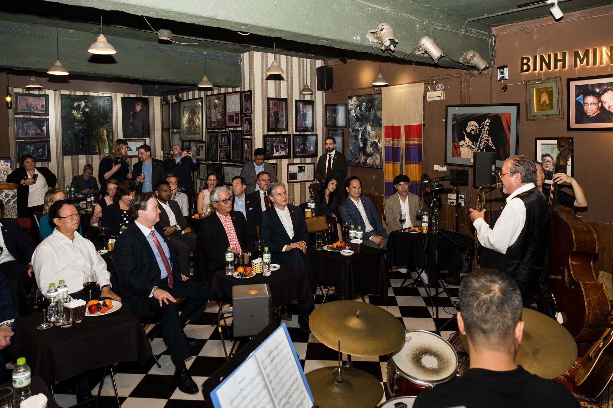 Ngoại trưởng Antony Blinken dạo phố, nghe nhạc Jazz tại Hà Nội