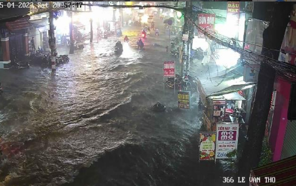 Clip: Mưa v&agrave;ng xuất hiện tại TP HCM, một số tuyến đường bị ngập - Ảnh 10.
