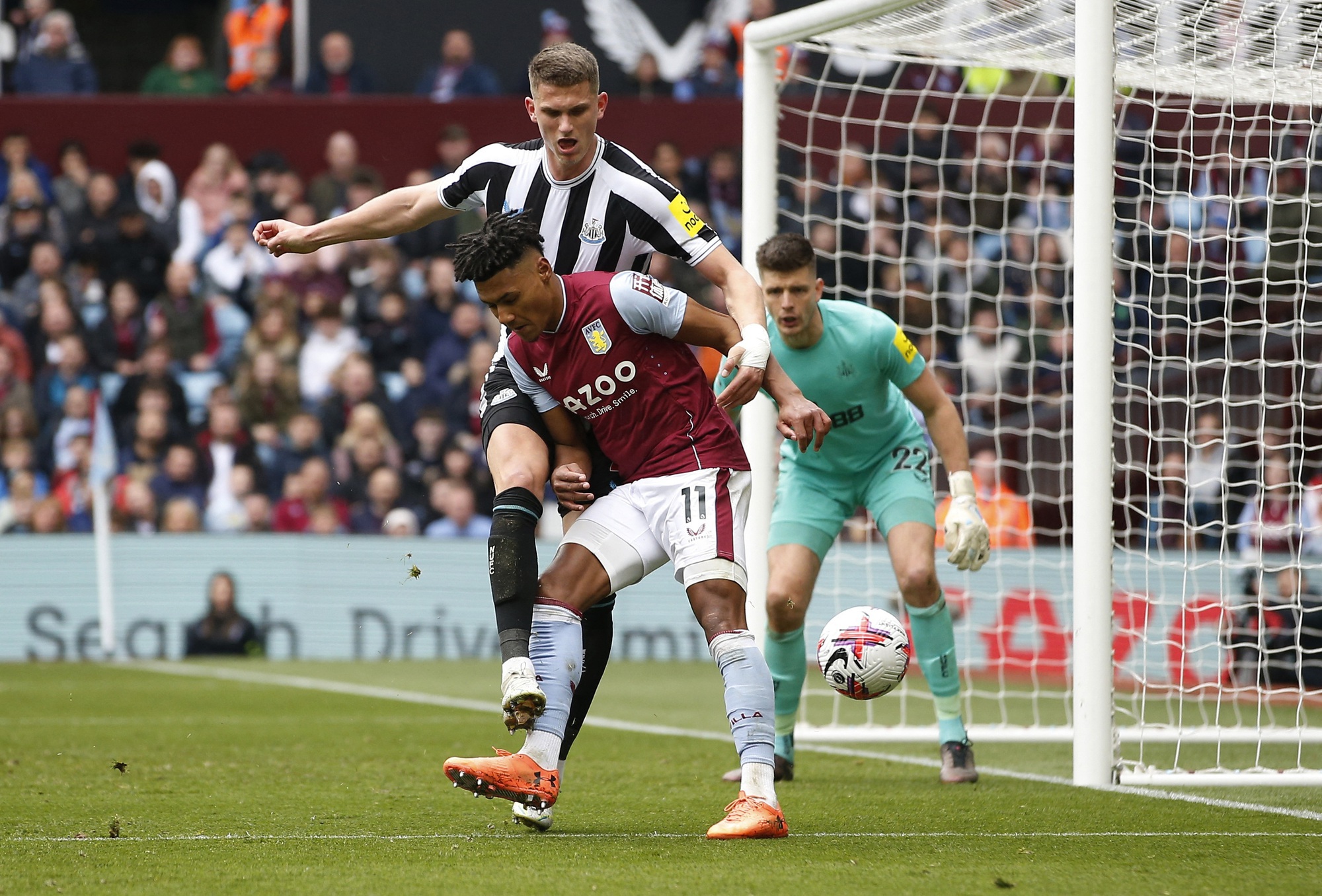 Newcastle thảm bại tại Villa Park, mong manh Top 3 Ngoại hạng - Ảnh 1.