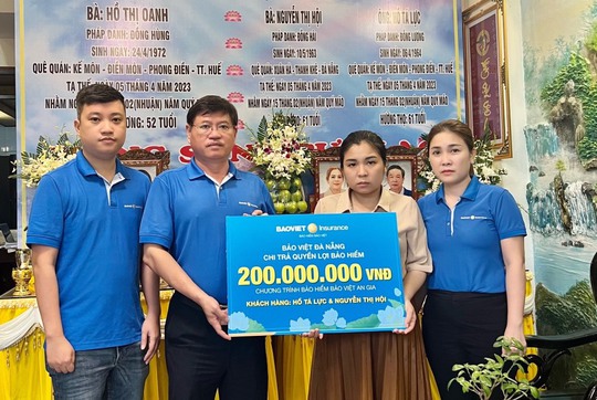 Vụ rơi trực thăng Bell 505: Bảo Việt chi trả 200 triệu đồng cho vợ chồng nạn nh&acirc;n ở Đ&agrave; Nẵng - Ảnh 1.