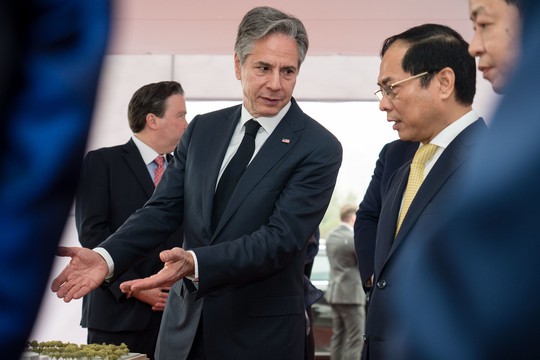 Ngoại trưởng Antony Blinken v&agrave; Bộ trưởng B&ugrave;i Thanh Sơn khởi c&ocirc;ng trụ sở Đại sứ qu&aacute;n Mỹ - Ảnh 6.
