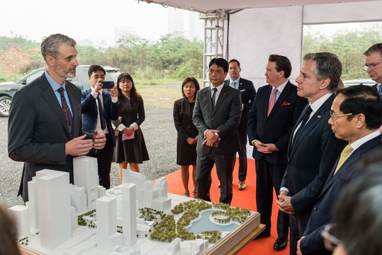 Ngoại trưởng Antony Blinken v&agrave; Bộ trưởng B&ugrave;i Thanh Sơn khởi c&ocirc;ng trụ sở Đại sứ qu&aacute;n Mỹ - Ảnh 5.