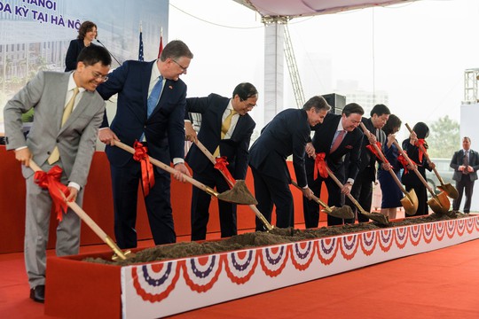 Ngoại trưởng Antony Blinken v&agrave; Bộ trưởng B&ugrave;i Thanh Sơn khởi c&ocirc;ng trụ sở Đại sứ qu&aacute;n Mỹ - Ảnh 16.
