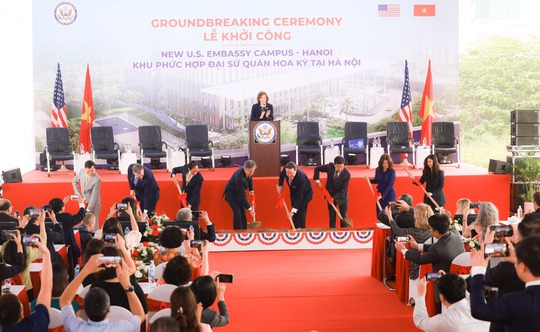Ngoại trưởng Antony Blinken v&agrave; Bộ trưởng B&ugrave;i Thanh Sơn khởi c&ocirc;ng trụ sở Đại sứ qu&aacute;n Mỹ - Ảnh 15.