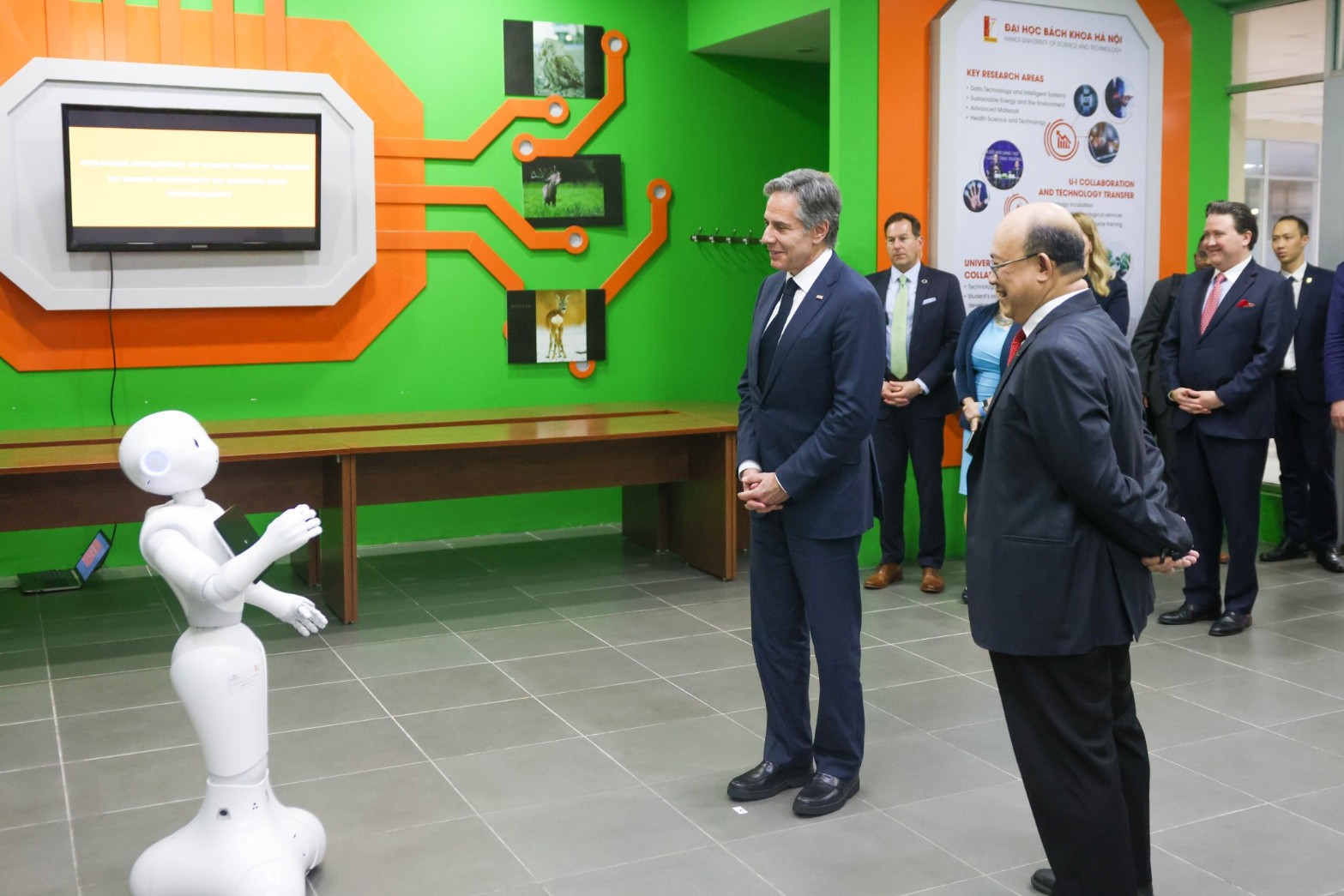 Ngoại trưởng Mỹ Antony Blinken dự khán trận đấu robot của sinh viên Việt Nam